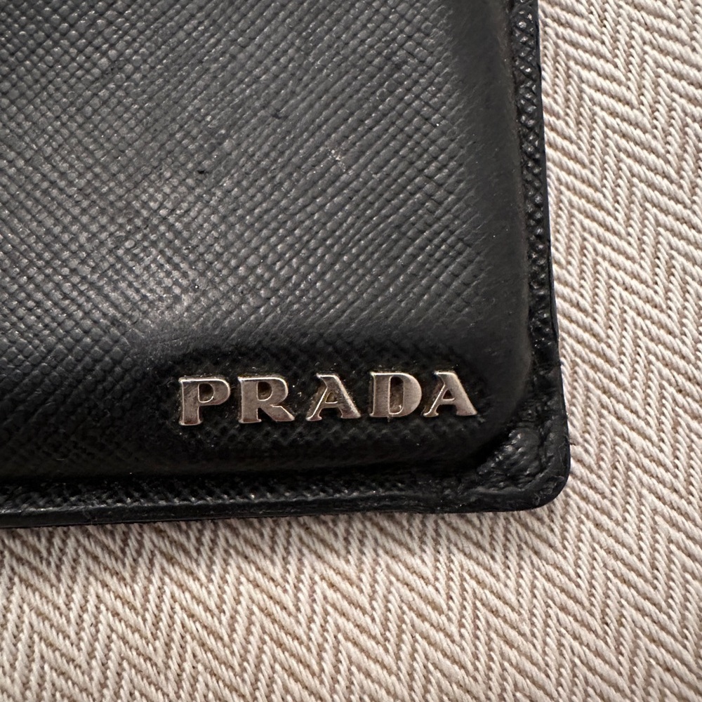 Prada Elegant Black Leather Card Holder - Picture 2 of 5